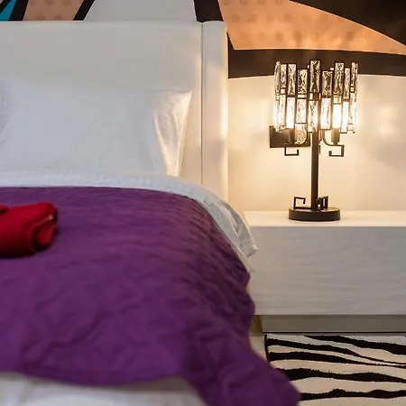 Pop Art Flat Near Opera-self Check-in & Netflix Apartman